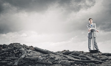 年輕的商人，用錘子