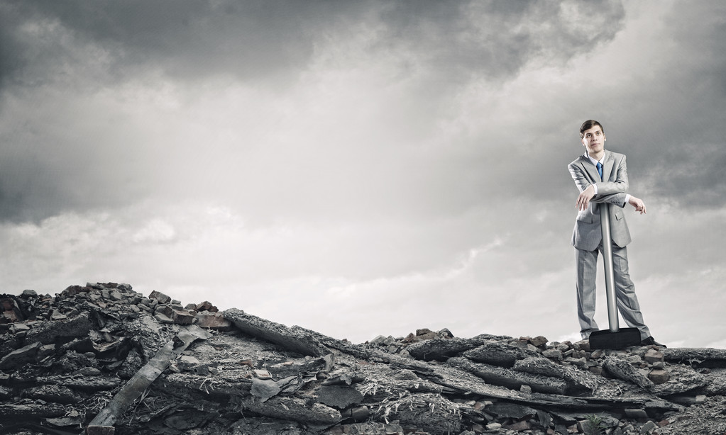年轻的商人,用锤子 年轻的商人,用锤子
