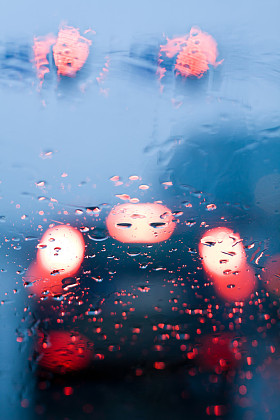 在雨中驾驶图片