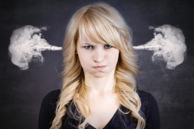憤怒的年輕女人，吹因?yàn)槎錃獾矫盁?>
                    </a>
                    <div   id=
