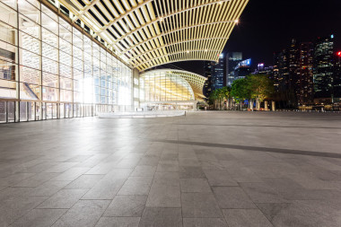 照明的城市建筑外觀照片