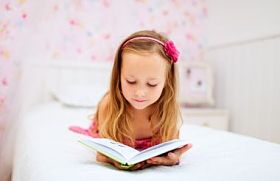 小女孩在她的房间图片