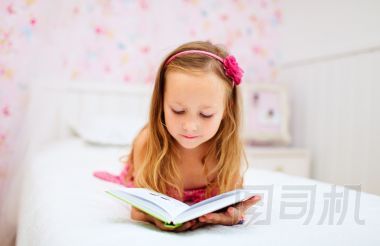 小女孩在她的房間圖片