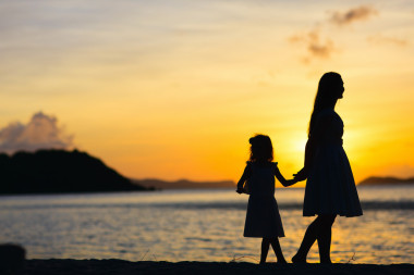 母親和女兒在日落照片