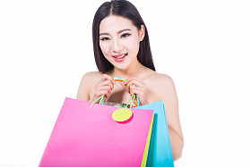 带着白色背景购物袋的年轻女人