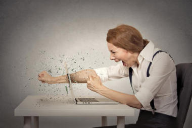 憤怒的商人拋入計(jì)算機(jī)，一拳尖叫