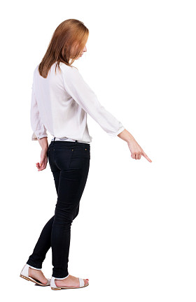 指向下的女人的背影