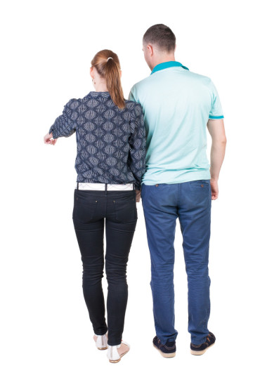 指向的年輕夫婦后視圖