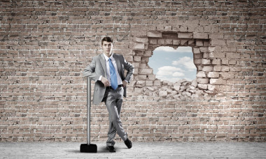 用手中的大鐵錘的商人