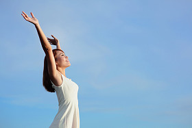 免费的微笑和快乐的女人