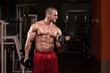 年輕的健美運(yùn)動員做二頭肌重量鍛