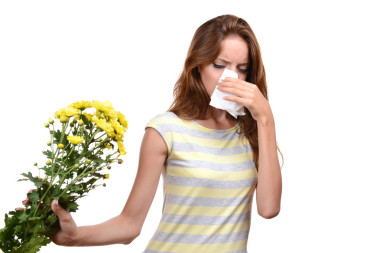 年輕的女孩上白色, 孤立的過敏