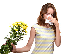 年轻的女孩上白色, 孤立的过敏