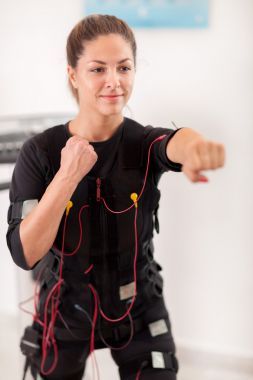 年輕女子運動對電刺激儀圖片