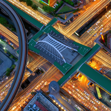 在商務(wù)區(qū)的交通圖片