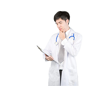 英俊的亚洲医生研究医疗 report.isolated 白色 b 上