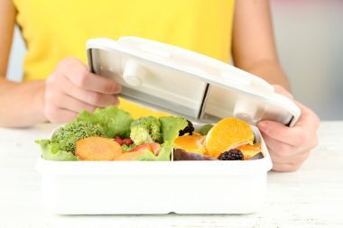 女人做美味的素食午餐，關閉