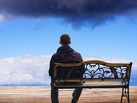 这位孤独的坐在下降照片