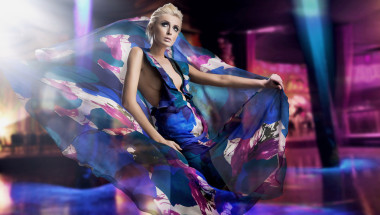 美麗的女人漂亮的裙子在城市背景