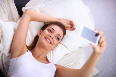 用她的手机给自己拍照的快乐布鲁内特