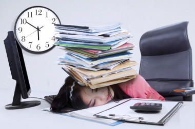 疲憊的女子，與一大堆的文件圖片