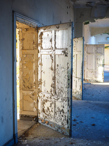 一家旧式医院的废墟