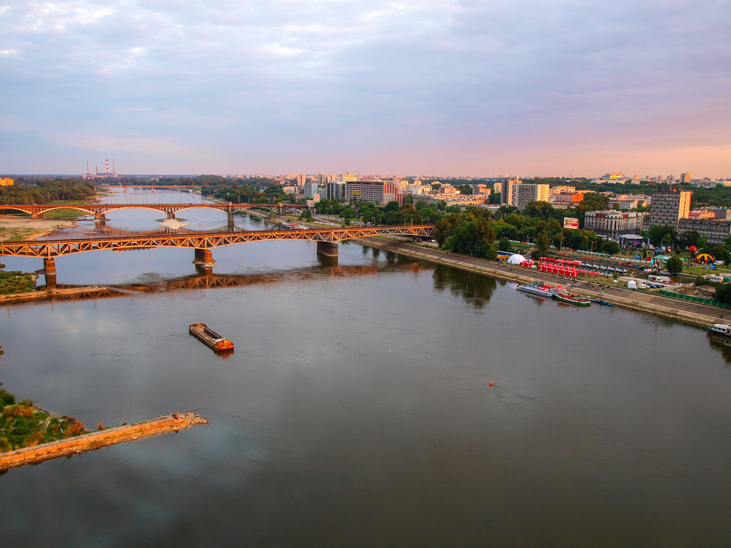 在华沙维斯瓦河上的桥梁照片