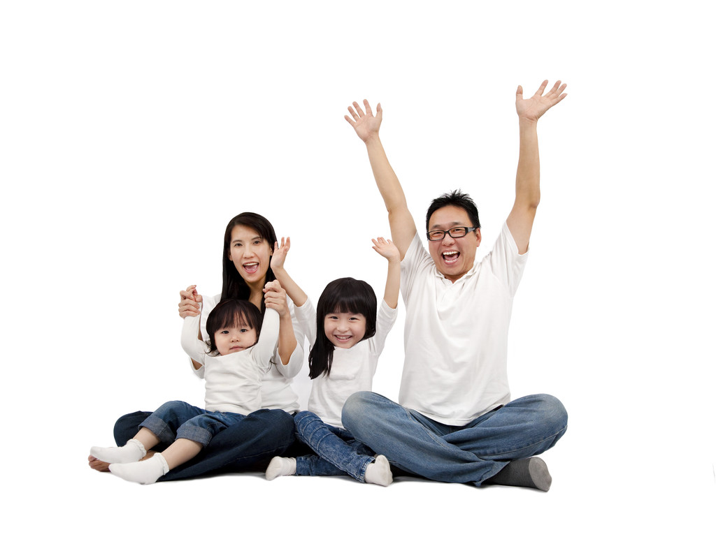 快乐亚洲家庭隔离在白色