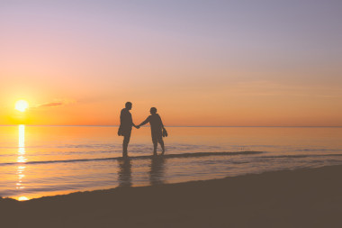 漫步在日落時分的年長夫婦圖片