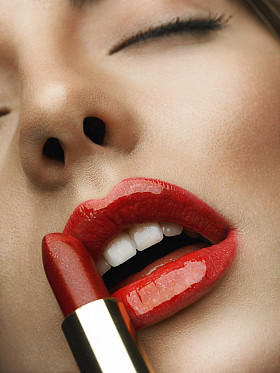 美红红的嘴唇化妆细节图片
