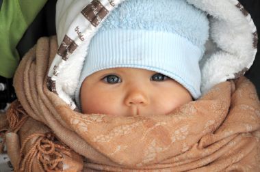 暖和的衣服，在寒冷的天氣中的嬰兒