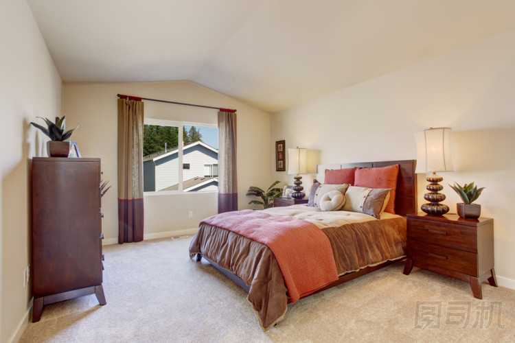 漂亮的臥室，有明亮的橙色床上用