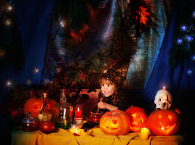 幸福的小女巫用南瓜灯笼照片