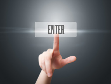 女人手指推輸入按鈕