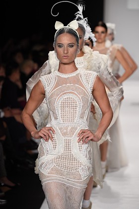 模型走跑道为 furneamato 春夏季 2015年演示文稿