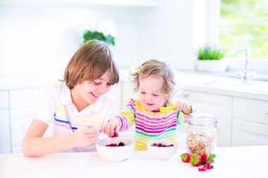 孩子吃水果和谷類食