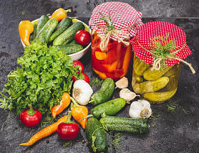 罐头和新鲜蔬菜