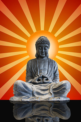 坐在全身铜佛像与太阳光线