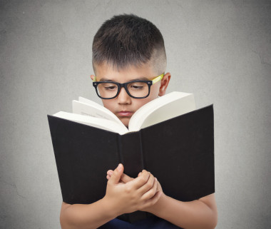 戴著眼鏡看書(shū)的孩子照片