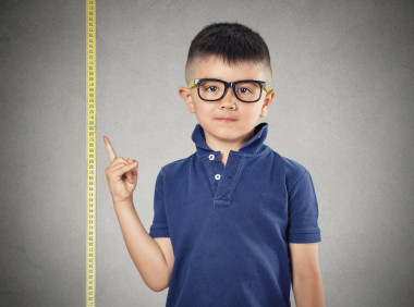 孩子指著他的身高上卷尺圖片