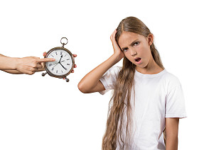 孩子们上床睡觉的时间.照片