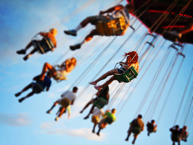 在游乐场的摩天轮图片