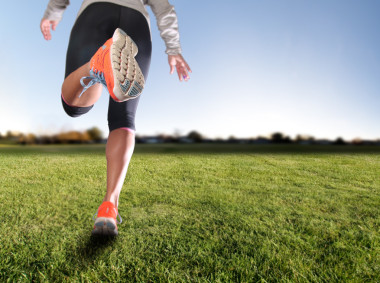 運(yùn)動的雙腿在草地上圖片