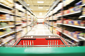 在杂货店的过道里图片