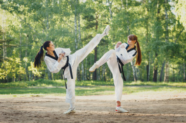 兩個空手道女子室外的戰(zhàn)斗圖片