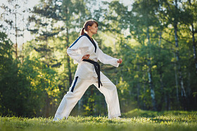 练空手道女子一枪图片