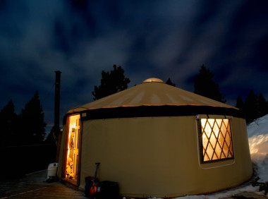 在雪山环抱的蒙古包