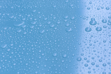 亮藍(lán)色背景上的水滴