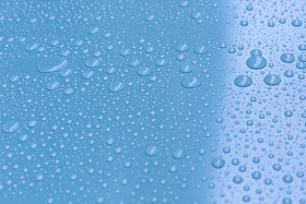 亮蓝色背景上的水滴