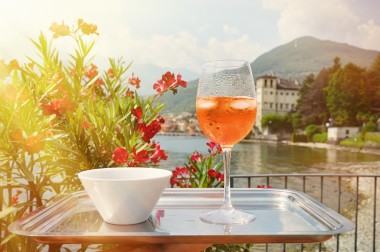 意大利 spritz 雞尾酒反對科摩湖